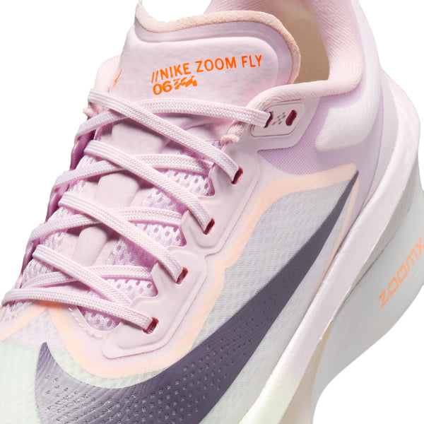 Nærbillede af Nike Zoom Fly 6 løbesko, dame, i farven Bleached Lilac/Purple Dynasty-Volt Tint med lilla og ferskenfarvede detaljer, synlige snørebånd, NIKE ZOOM FLY 06/34 på tungen, ZoomX-skum-logo og Swoosh. Perfekt til Zoom Fly 6-fans.