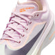 Nærbillede af Nike Zoom Fly 6 løbesko, dame, i farven Bleached Lilac/Purple Dynasty-Volt Tint med lilla og ferskenfarvede detaljer, synlige snørebånd, NIKE ZOOM FLY 06/34 på tungen, ZoomX-skum-logo og Swoosh. Perfekt til Zoom Fly 6-fans.