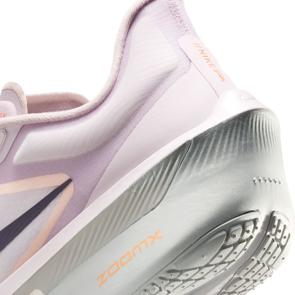 Nærbillede af hælen og sålen på Nike Zoom Fly 6 Dame i farvekombinationen Bleached Lilac/Purple Dynasty-Volt Tint, der fremhæver NIKE-logoet på hælflappen, ZOOM-teksten på sålen, de synlige mønstre i sålen og den responsiv ZoomX-skum-støddæmpning.