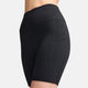 En model er iført Nikes One High-Waisted 8" Biker Shorts With Pockets, Dame, i sort/sort, med synlige sidesømme og en praktisk sidelomme, vist fra taljen til midt på låret mod en ensfarvet hvid baggrund.