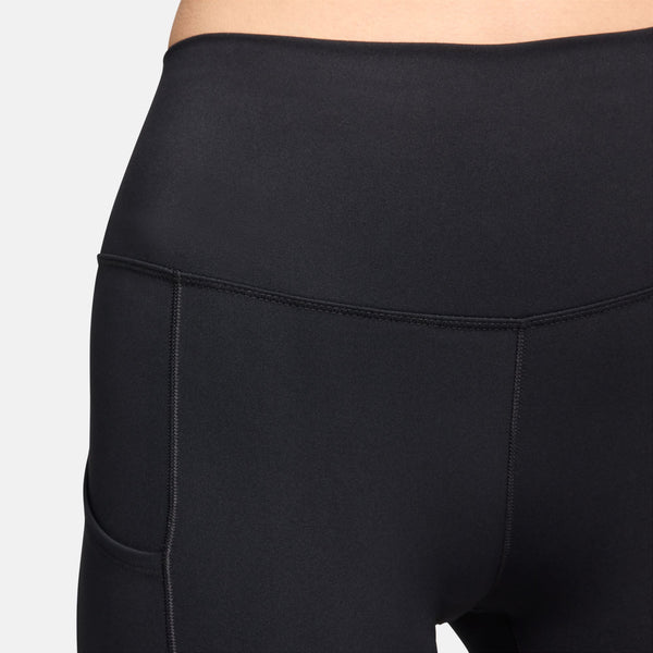 Nærbillede af Nike One High-Waisted 8" Biker Shorts With Pockets til kvinder i sort/sort, der fremhæver den nederste del af ryggen og den øverste del af låret, sidesømmene og en lomme i højre side.