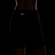 En person vises fra taljen til overbenene iført Nike One High-Waisted 8" Biker Shorts With Pockets, Dame, i sort/sort, med et hvidt Nike-logo på linningen mod en sort baggrund.