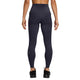 Der ses en person set bagfra, iført Nike Swift High-Waisted 7/8 løbetights med lommer i farven Gridiron/Reflective Silv og sorte sneakers. Armene hænger afslappet ned langs siden, mens der ses små ventilationshuller og diskrete refleksdetaljer på underbenene af tightsene.