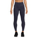 En person står med ansigtet fremad foran en hvid baggrund og har Nike Swift High-Waisted 7/8 løbetights med lommer til kvinder i farven Gridiron/Reflective Silv på. Løbetightsene har synlige sømme, refleksdetaljer og praktiske sidelommer. Overkroppen og fodtøjet er ikke vist.