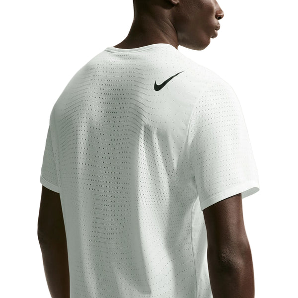 En mand ses bagfra i en Nike Nk Dfadv Aroswft Ss Top, Herre, Summit White/Black - en hvid perforeret T-shirt med Dri-FIT ADV-teknologi og et sort Nike-logo på den øverste del af ryggen mod en almindelig hvid baggrund.
