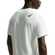 En mand ses bagfra i en Nike Nk Dfadv Aroswft Ss Top, Herre, Summit White/Black - en hvid perforeret T-shirt med Dri-FIT ADV-teknologi og et sort Nike-logo på den øverste del af ryggen mod en almindelig hvid baggrund.