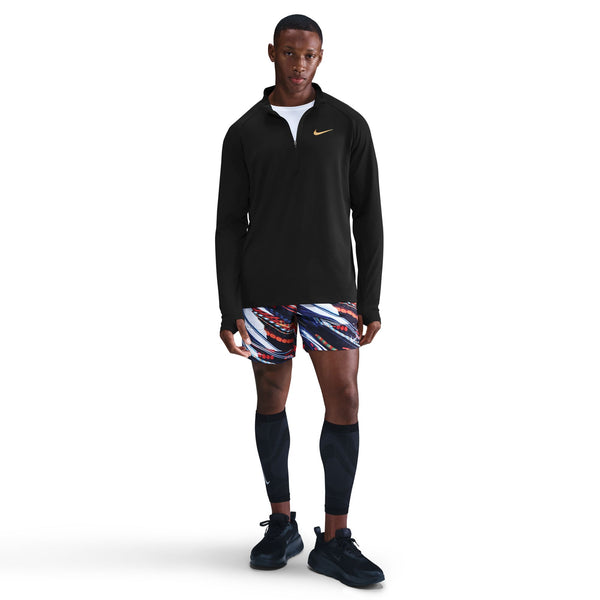 En mand ser frem for sig iført en sort Nike Nk Df Jakob Hz-pullover (Herre), hvid undertrøje, farverige sportsshorts, lange sorte kompressionsstrømper og sorte sportssko på en hvid baggrund.