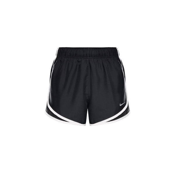 Nike Tempo løbeshorts med mellemhøj talje og indvendig underbuks til kvinder i farvekombinationen Sort/Sort/Hvid/Reflekterende sølv har en elastisk linning, hvid kant og et lille hvidt Nike-logo nederst på venstre ben. Vist på en ensfarvet hvid baggrund.