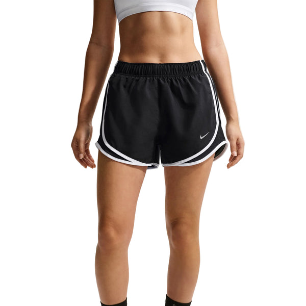 En person har en hvid sports-BH på samt et par Nike Tempo Mid-Rise løbeshorts med indvendig underbuks til kvinder i farverne sort/sort/hvid/reflekterende sølv, med et lille hvidt Nike-logo på venstre ben, der fremstår tydeligt på en ensfarvet hvid baggrund.