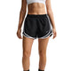En person har en hvid sports-BH på samt et par Nike Tempo Mid-Rise løbeshorts med indvendig underbuks til kvinder i farverne sort/sort/hvid/reflekterende sølv, med et lille hvidt Nike-logo på venstre ben, der fremstår tydeligt på en ensfarvet hvid baggrund.