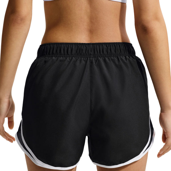 Man ser en person set bagfra, iført en hvid sports-BH og Nike Tempo Mid-Rise Brief-Lined løbeshorts til kvinder i sort/hvid, med armene afslappet ned langs siden, foran en ensfarvet baggrund.