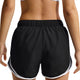 Man ser en person set bagfra, iført en hvid sports-BH og Nike Tempo Mid-Rise Brief-Lined løbeshorts til kvinder i sort/hvid, med armene afslappet ned langs siden, foran en ensfarvet baggrund.