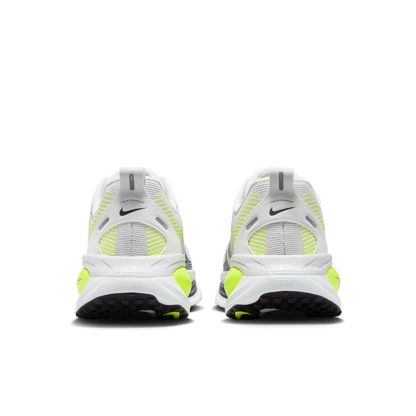 Bagfra-billede af et par Nike Vomero 18 herresko i farvekombinationen Photon Dust/Black-Volt, med Nike-logoet på hælen og en struktureret sort gummisål, der sikrer maksimal dæmpning.