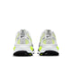 Bagfra-billede af et par Nike Vomero 18 herresko i farvekombinationen Photon Dust/Black-Volt, med Nike-logoet på hælen og en struktureret sort gummisål, der sikrer maksimal dæmpning.