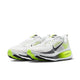 Et par Nike Vomero 18 herresko i farvekombinationen Photon Dust/Black-Volt står side om side med fronten vendt mod venstre. Skoene har en overdel i hvidt mesh med sorte og neongule detaljer, ZoomX-logoet på mellemsålen og er designet til maksimal komfort.