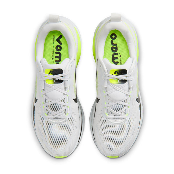 Et billede set ovenfra af et par Nike Vomero 18 herreløbesko i farvekombinationen Photon Dust/Black-Volt, med en overdel i åndbart mesh, sorte Swoosh-logoer, neongule detaljer og teksten »VOMERO« i sort på de grønne indlægssåler. Disse løbesko er designet til maksimal dæmpning og vises side om side på en hvid baggrund.