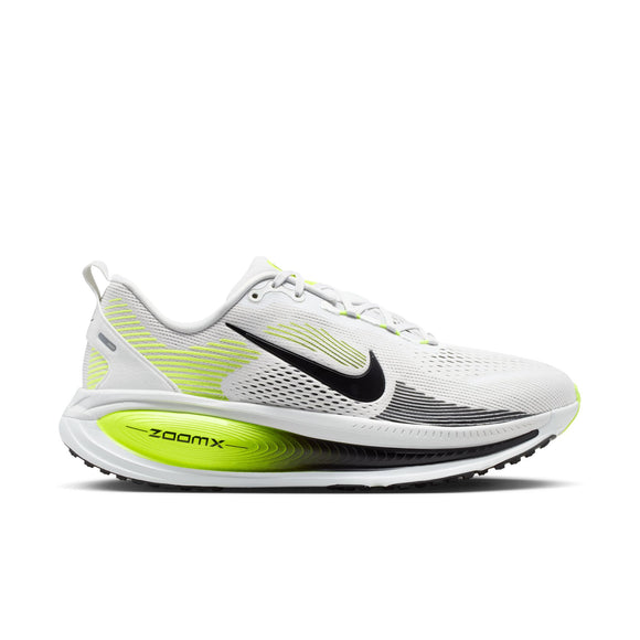 En Nike Vomero 18 herreløbesko i farven Photon Dust/Black-Volt med sort Nike Swoosh-logo, sorte og neongule detaljer samt »ZOOMX«-tekst på sålen. Skoen har en overdel i mesh og en tyk, polstret mellemsål, der sikrer maksimal støddæmpning.