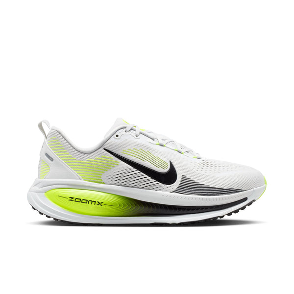 En Nike Vomero 18 herreløbesko i farven Photon Dust/Black-Volt med sort Nike Swoosh-logo, sorte og neongule detaljer samt »ZOOMX«-tekst på sålen. Skoen har en overdel i mesh og en tyk, polstret mellemsål, der sikrer maksimal støddæmpning.