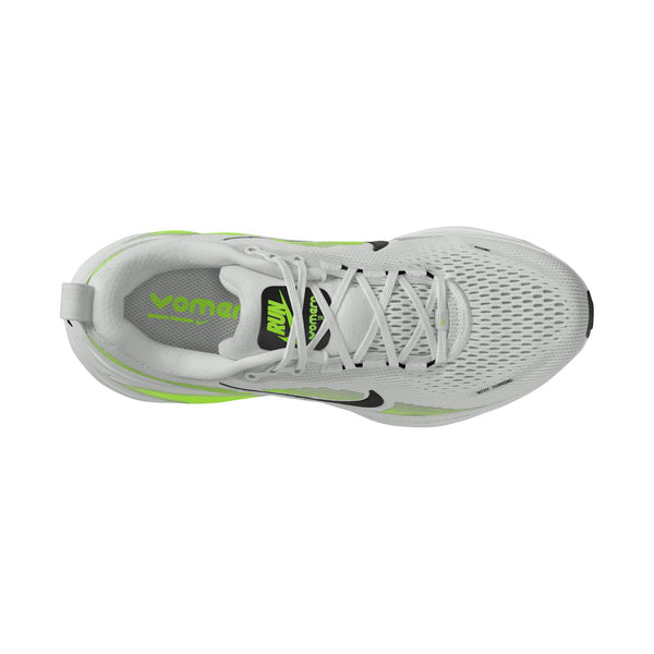 Oversigtsbillede af en hvid Nike Vomero 18, Herre, Photon Dust/Black-Volt løbesko med mesh-materiale, sort Nike-swoosh, grønne detaljer, hvide snørebånd og »VOMERO«-teksten synlig på indersålen – designet af Nike med henblik på maksimal dæmpning og ultimativ komfort.