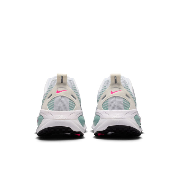 Et par Nike Vomero 18 herre-sneakers i White/Black-Mineral Slate-Mineral er vist bagfra, side om side på en hvid baggrund. Disse løbesko giver maksimal dæmpning og har den karakteristiske Nike-styling.