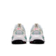 Et par Nike Vomero 18 herre-sneakers i White/Black-Mineral Slate-Mineral er vist bagfra, side om side på en hvid baggrund. Disse løbesko giver maksimal dæmpning og har den karakteristiske Nike-styling.