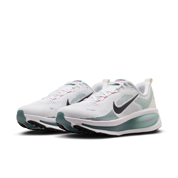 Et par Nike Vomero 18 løbesko herre i White/Black-Mineral Slate-Mineral med sorte swooshes, blågrønne detaljer i mellemsål/ydersål og pinkfarvede detaljer. Med overdel i mesh og maksimal dæmpning. Vist side om side.