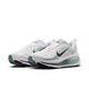 Et par Nike Vomero 18 løbesko herre i White/Black-Mineral Slate-Mineral med sorte swooshes, blågrønne detaljer i mellemsål/ydersål og pinkfarvede detaljer. Med overdel i mesh og maksimal dæmpning. Vist side om side.