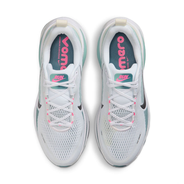 Nike Vomero 18 løbesko herre i White/Black-Mineral Slate-Mineral med teal og pink detaljer set ovenfra. VOMERO og RUN står på indersålerne. Skoene har maksimal dæmpning, hvide snørebånd og åndbart mesh overdel.
