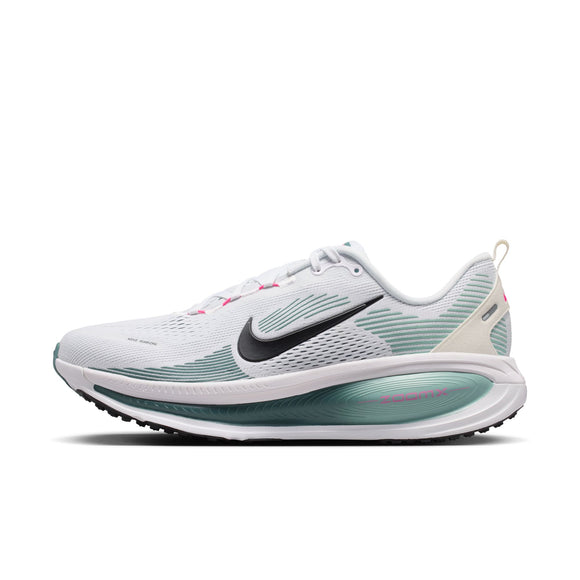 Nike Vomero 18, Herre (White/Black-Mineral Slate-Mineral), har en hvid overdel med sort swoosh, lysegrønne og blågrønne detaljer, pink detaljer og en tyk, bølget sål for maksimal dæmpning. Vist i sideprofil på hvid baggrund.