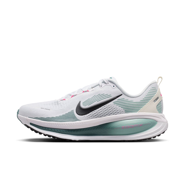 Nike Vomero 18, Herre (White/Black-Mineral Slate-Mineral), har en hvid overdel med sort swoosh, lysegrønne og blågrønne detaljer, pink detaljer og en tyk, bølget sål for maksimal dæmpning. Vist i sideprofil på hvid baggrund.
