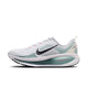 Nike Vomero 18, Herre (White/Black-Mineral Slate-Mineral), har en hvid overdel med sort swoosh, lysegrønne og blågrønne detaljer, pink detaljer og en tyk, bølget sål for maksimal dæmpning. Vist i sideprofil på hvid baggrund.