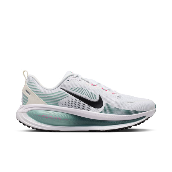 Nike Vomero 18 er en herreløbesko i White/Black-Mineral Slate-Mineral med hvid mesh-overdel, sort swoosh og blågrønne/grå detaljer samt maksimal dæmpning takket være den synlige ZoomX-skumteknologi.