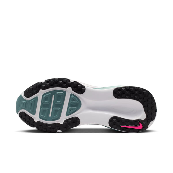 Billedet viser sålen på Nike Vomero 18 Herre i White/Black-Mineral Slate-Mineral med en hvid midtersektion, blågrøn og sort slidbane med sekskantede og rektangulære mønstre for greb samt en lille magentafarvet swoosh på hælen.