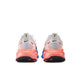 Et par Nike Vomero 18 herreløbesko i farvekombinationen hvid/sort-racerblå-atomic pink ses her set bagfra og fremviser åndbart mesh-materiale, lysbeige hæle, blå og lyserøde detaljer samt solide sorte gummisåler. Disse Nike-sneakers, der er placeret side om side på en hvid baggrund, er designet til at give maksimal komfort under hver eneste løbetur.