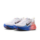 Et par Nike Vomero 18 herreløbesko i farvekombinationen hvid/sort-racerblå-atomic pink, med hvid mesh-overdel, sorte Swoosh-logoer, mellemsåler med blå og lyserød farveovergang samt blå ydersåler. Skoene er designet til maksimal komfort og vises her i et trekvartbillede på hvid baggrund.