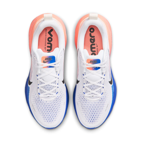 Ovenfra-billede af et par Nike Vomero 18 herreløbesko i farvekombinationen hvid/sort-racerblå-atomic pink, med sorte Nike-logoer, blå detaljer på venstre sål, orange detaljer på højre sål og teksten »VOMERO« synlig på indersålerne. Disse løbesko er designet til maksimal komfort, hvilket gør dem perfekte til enhver løbetur.