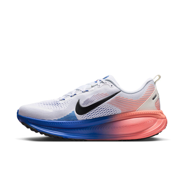 Nike Vomero 18 Herre i farvekombinationen hvid/sort-racerblå-atomic pink er en løbesko til mænd, der er designet til at give maksimal komfort. Den har en åndbar overdel i mesh, et sort Nike-swoosh, blå detaljer på mellemsålen tæt på tåen samt lyserøde detaljer på mellemsålen og hælen. Den strukturerede sål sikrer forbedret ydeevne.