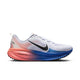 Her ses et sidebillede af Nike Vomero 18 herreløbeskoen på en hvid baggrund. Skoen har en hvid overdel i mesh med et sort Nike-swoosh, og sålen skifter farve fra racerblå til atomic pink. Skoen er designet med henblik på maksimal komfort, og der står »ZOOMX« trykt på mellemsålen.