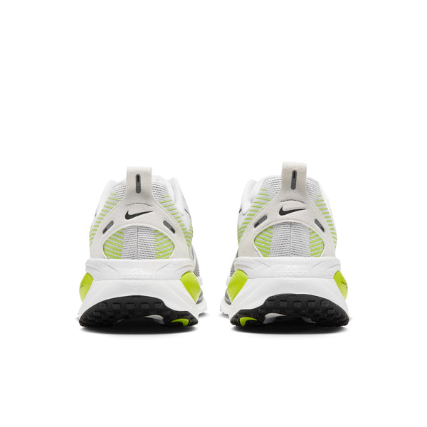 Et par Nike Vomero 18-løbesko til herre i farvekombinationen WHITE/BLACK-LEMON VENOM-DARK GREY ses set bagfra med det ikoniske Nike-logo, meshpaneler og kraftige gummisåler med sort mønster for maksimal dæmpning – et perfekt eksempel på den avancerede komfort, som Nike er kendt for.