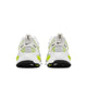 Et par Nike Vomero 18-løbesko til herre i farvekombinationen WHITE/BLACK-LEMON VENOM-DARK GREY ses set bagfra med det ikoniske Nike-logo, meshpaneler og kraftige gummisåler med sort mønster for maksimal dæmpning – et perfekt eksempel på den avancerede komfort, som Nike er kendt for.