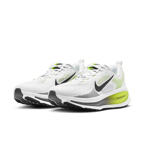 Et par Nike Vomero 18 løbesko til herre i farvekombinationen WHITE/BLACK-LEMON VENOM-DARK GREY, med maksimal dæmpning, sorte Swoosh-logoer, grå og neongule detaljer, mesh-overdel og tykke hvide ZoomX-mellemsåler vises på en ensfarvet hvid baggrund.