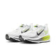 Et par Nike Vomero 18 løbesko til herre i farvekombinationen WHITE/BLACK-LEMON VENOM-DARK GREY, med maksimal dæmpning, sorte Swoosh-logoer, grå og neongule detaljer, mesh-overdel og tykke hvide ZoomX-mellemsåler vises på en ensfarvet hvid baggrund.