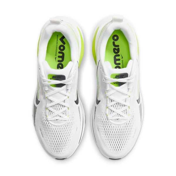 Oversigtsbillede af et par Nike Vomero 18 herreløbesko i farvekombinationen hvid/sort-lemon venom-mørkegrå, med sorte Swoosh-logoer, overdel i mesh, neongrønne indlægssåler med Vomero 18-logoet, maksimal støddæmpning, hvide snørebånd og et moderne løbeskodesign.