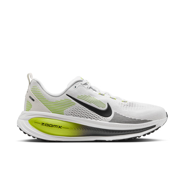 En Nike Vomero 18 herreløbesko i farven WHITE/BLACK-LEMON VENOM-DARK GREY vises i profil på hvid baggrund. Skoen har en hvid mesh-overdel med sort Nike-swoosh, grå og neongule (Lemon Venom) detaljer samt en synlig neongul ZoomX-sål, der giver maksimal dæmpning.