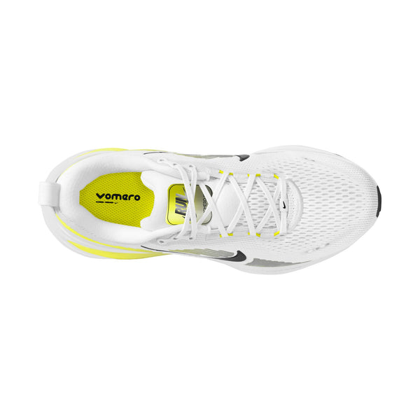 Et billede set ovenfra af Nike Vomero 18-løbeskoen til herre i farvekombinationen HVID/SORT-LEMON VENOM-MØRKEGRÅ viser overdelen i mesh, hvide snørebånd, grå og sorte detaljer samt levende gule detaljer. Den lysegule indersål, mærket »Vomero 18«, står for maksimal dæmpning og dermed enestående komfort – alt sammen på en ensfarvet hvid baggrund.
