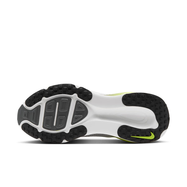 Billedet viser en underside af sålen på Nike Vomero 18 herreskoen i farvekombinationen WHITE/BLACK-LEMON VENOM-DARK GREY. Designet er præget af en kombination af sorte, hvide og Lemon Venom (neongrønne) detaljer samt strukturerede gummimønstre, der sikrer bedre greb. Et lille Nike Swoosh-logo ses på hælområdet og understreger den maksimale dæmpning, der sikrer overlegen komfort under hver eneste løbetur.
