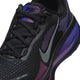 Nærbillede af Nike Vomero 18-løbesko til kvinder i farvekombinationen Black/Metallic Silver med lilla og lavendelblå detaljer, et Swoosh-logo i metallisk sølv, »RUN«-teksten på tungen og synlig ZoomX-støddæmpning i mellemsålen, der sikrer maksimal dæmpning. De sorte snørebånd har lilla tråd.