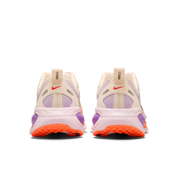 Nike Vomero 18 Dame-sneakers i Chalk/Tattoo-Pink Foam-Bright Violet, set bagfra, har beige overdel med lilla og pink accenter, orange ydersål og røde swoosh-logoer - perfekte løbesko dame med maksimal dæmpning.