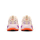 Nike Vomero 18 Dame-sneakers i Chalk/Tattoo-Pink Foam-Bright Violet, set bagfra, har beige overdel med lilla og pink accenter, orange ydersål og røde swoosh-logoer - perfekte løbesko dame med maksimal dæmpning.