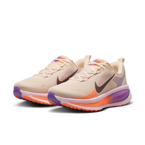 Nike Vomero 18 Dame løbesko i farven Chalk/Tattoo-Pink Foam-Bright Violet har orange, lilla og pink detaljer samt mørkt swoosh-logo og en ekstra tyk, maksimal dæmpningssål til løb.